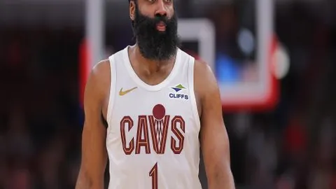 湖人对阵独行侠裁判穿亚历山大球鞋成焦点